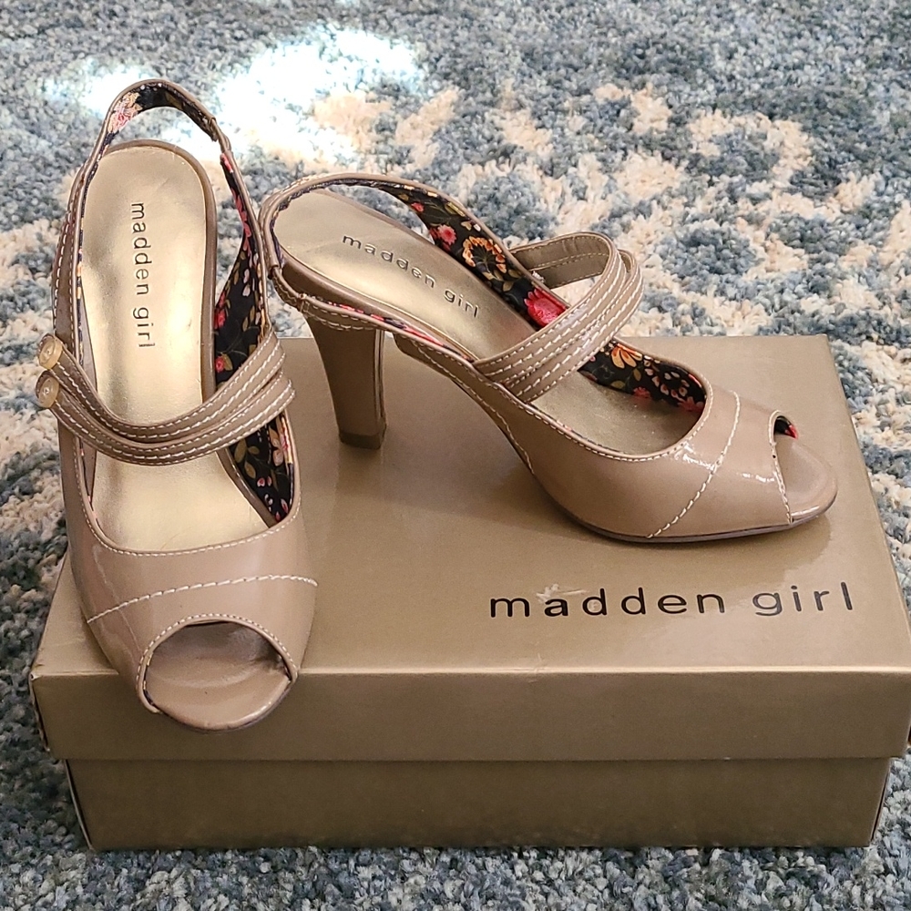 Size 6 Tan/taupe patent leather open toe Madden Girl heel. Nemmo style.